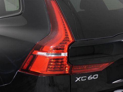 Certified 2025 Volvo XC60 B5 Plus image 18