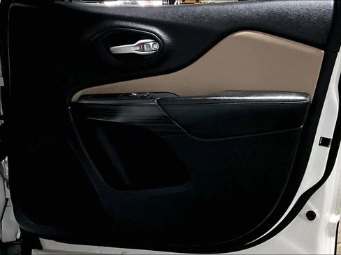 Used 2016 Jeep Cherokee Latitude w/ Comfort/Convenience Group image 23