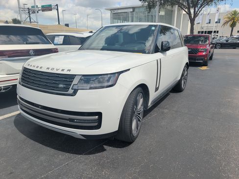Used 2024 Land Rover Range Rover SE AWD/4WD image 3