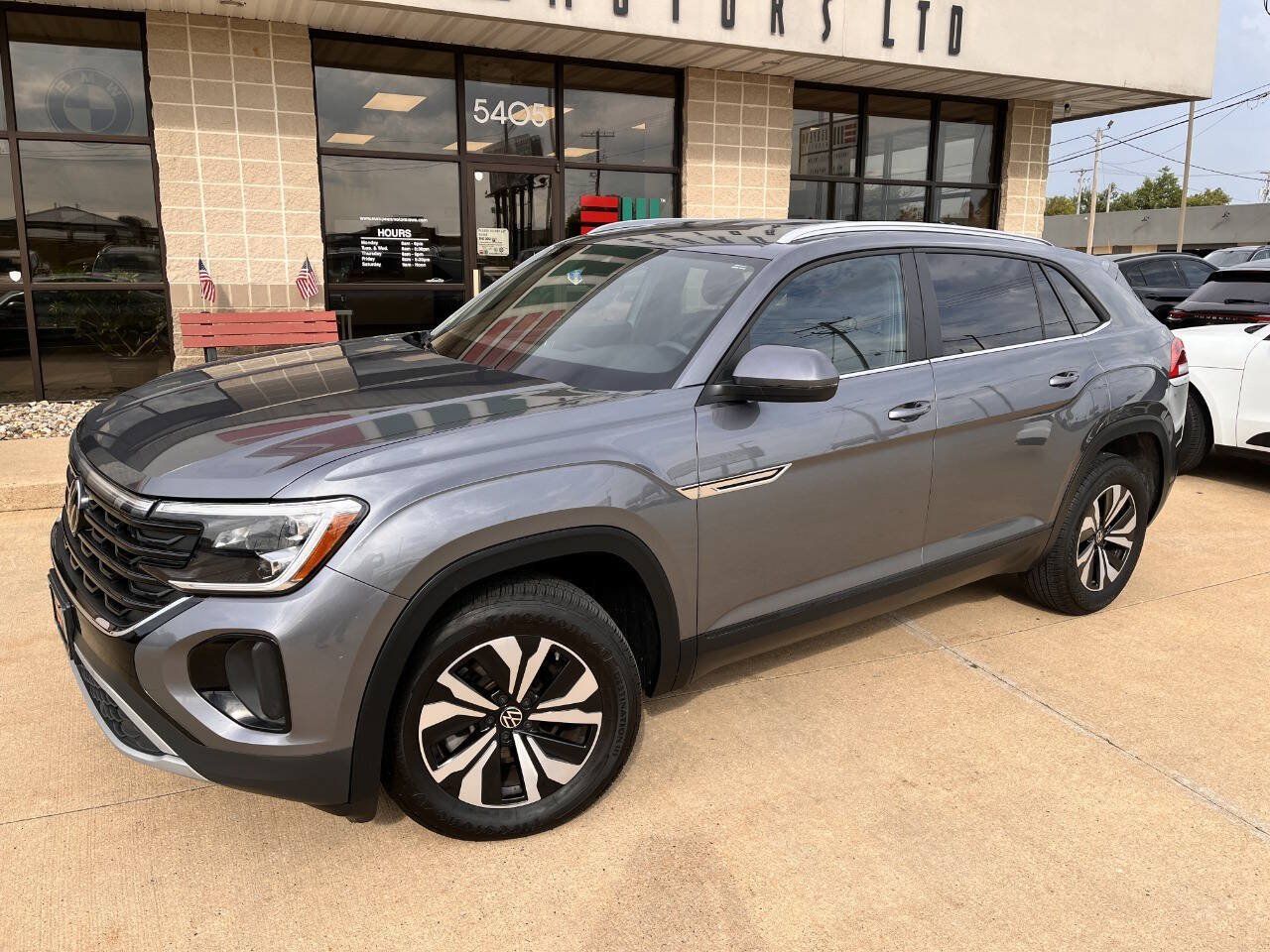 Used 2024 Volkswagen Atlas Cross Sport SE AWD/4WD image 2