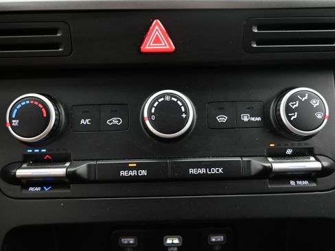 Used 2023 Kia Carnival LX FWD image 17