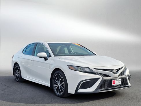Used 2023 Toyota Camry SE w/ Cold Weather Package image 7