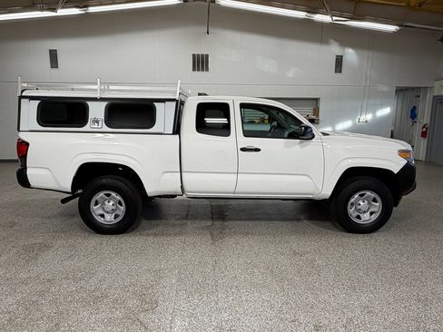 Used 2022 Toyota Tacoma SR image 5