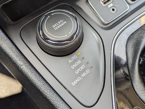 Used 2021 Jeep Cherokee Limited AWD/4WD image 16