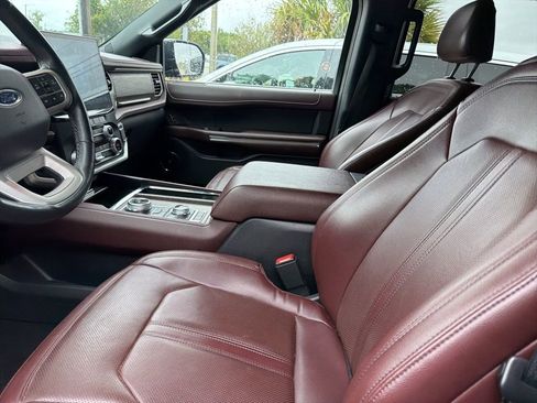 Used 2024 Ford Expedition Limited image 5