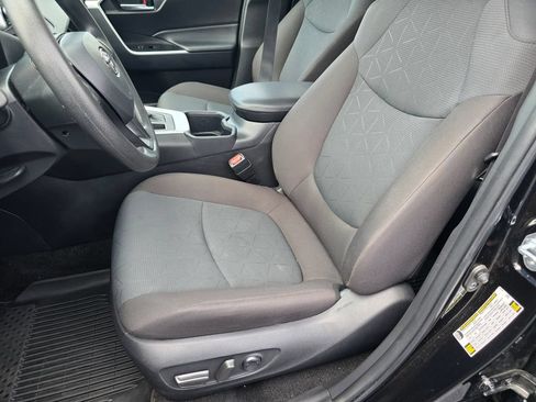 Used 2025 Toyota RAV4 XLE AWD/4WD image 17