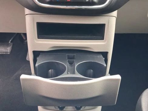 Used 2018 Dodge Grand Caravan SE w/ UConnect Hands-Free Group FWD image 16