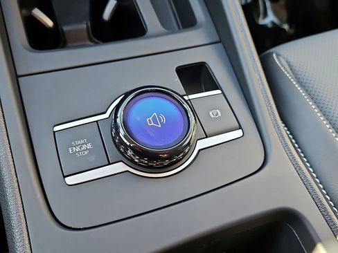 Certified 2025 Volkswagen Tiguan SE image 15