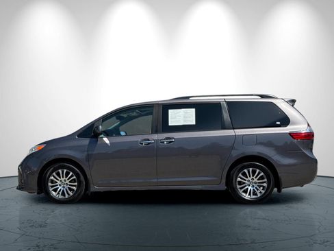 Used 2020 Toyota Sienna XLE w/ XLE Navigation Package FWD image 7