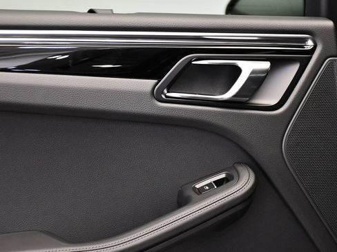 Certified 2026 Porsche Macan AWD/4WD image 44