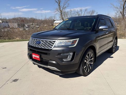 Used 2016 Ford Explorer Platinum image 3