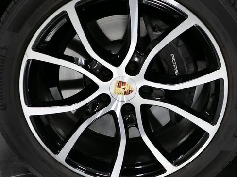 Certified 2023 Porsche Cayenne Platinum Edition w/ Assistance Package image 11