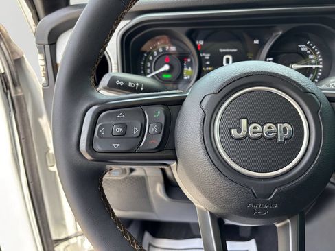 Used 2024 Jeep Wrangler Unlimited w/ Convenience Group AWD/4WD image 21