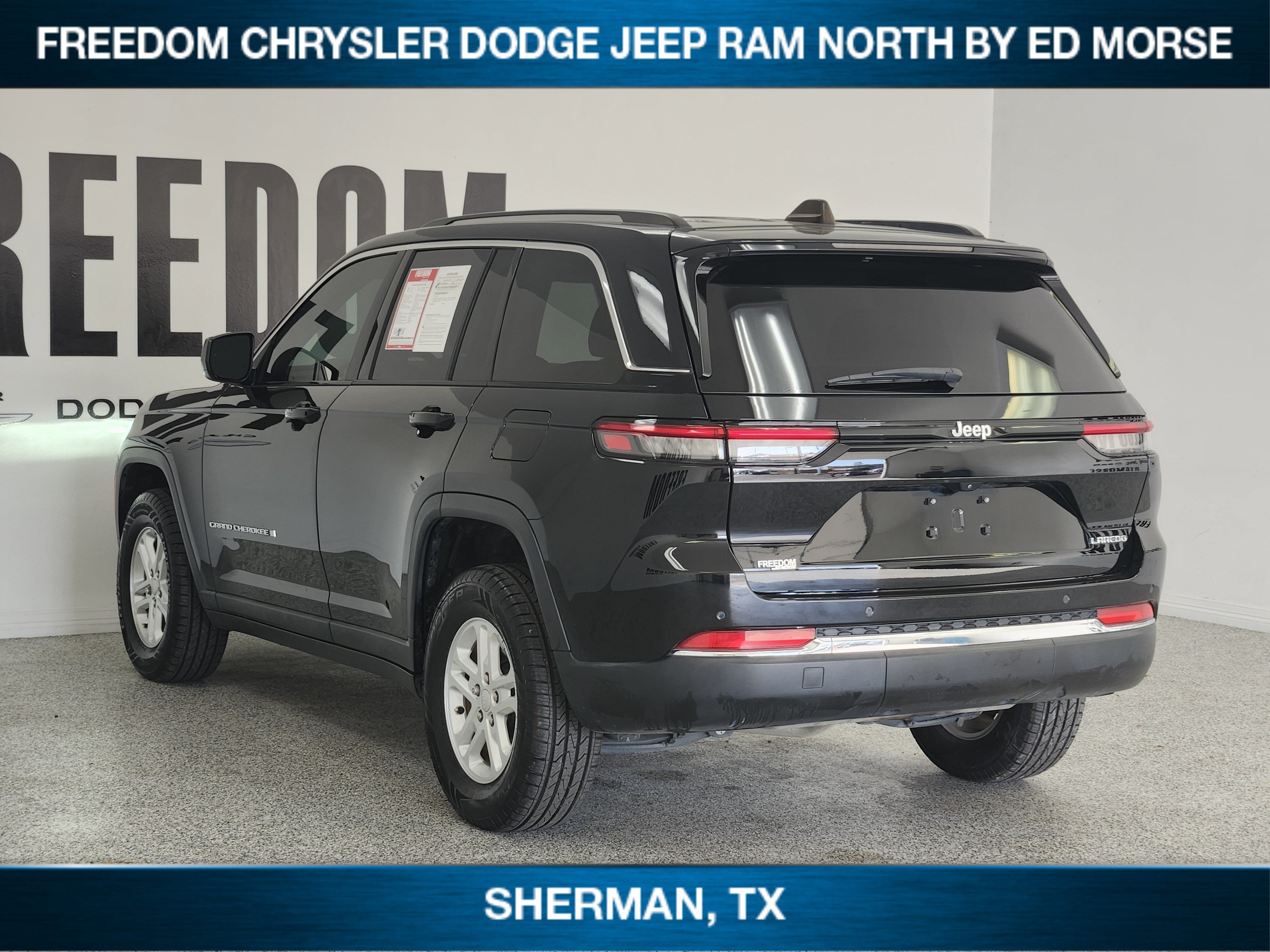 Used 2023 Jeep Grand Cherokee Laredo RWD image 3