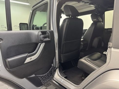 Used 2014 Jeep Wrangler Unlimited Freedom Edition image 23