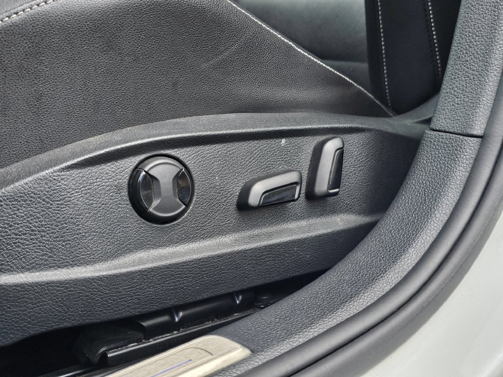Used 2017 Volkswagen Golf R 4-Door AWD/4WD image 35