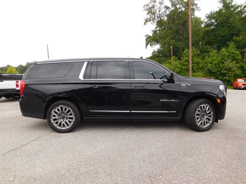 Used 2023 GMC Yukon XL Denali Ultimate AWD/4WD image 5