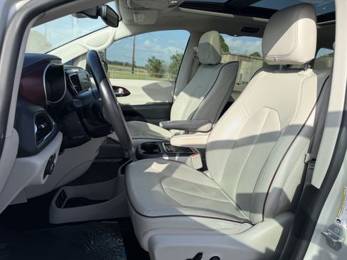 Used 2019 Chrysler Pacifica Limited w/ Advanced Safetytec Group FWD image 26