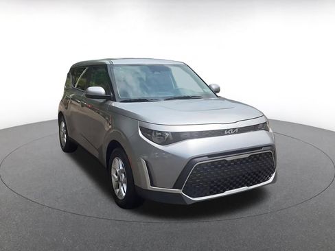 Used 2025 Kia Soul LX w/ LX Technology Package FWD image 3
