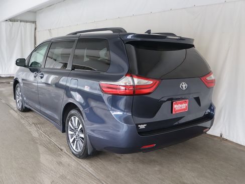 Used 2018 Toyota Sienna LE image 25