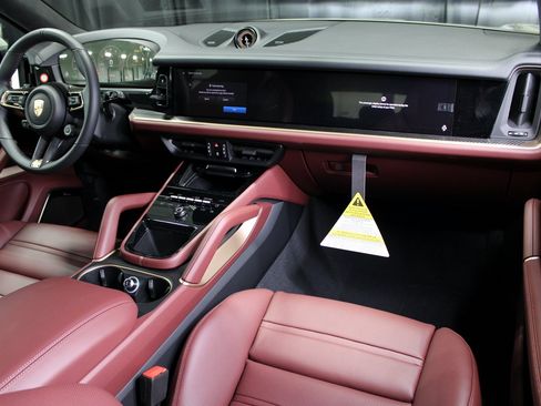 New 2025 Porsche Cayenne GTS image 19