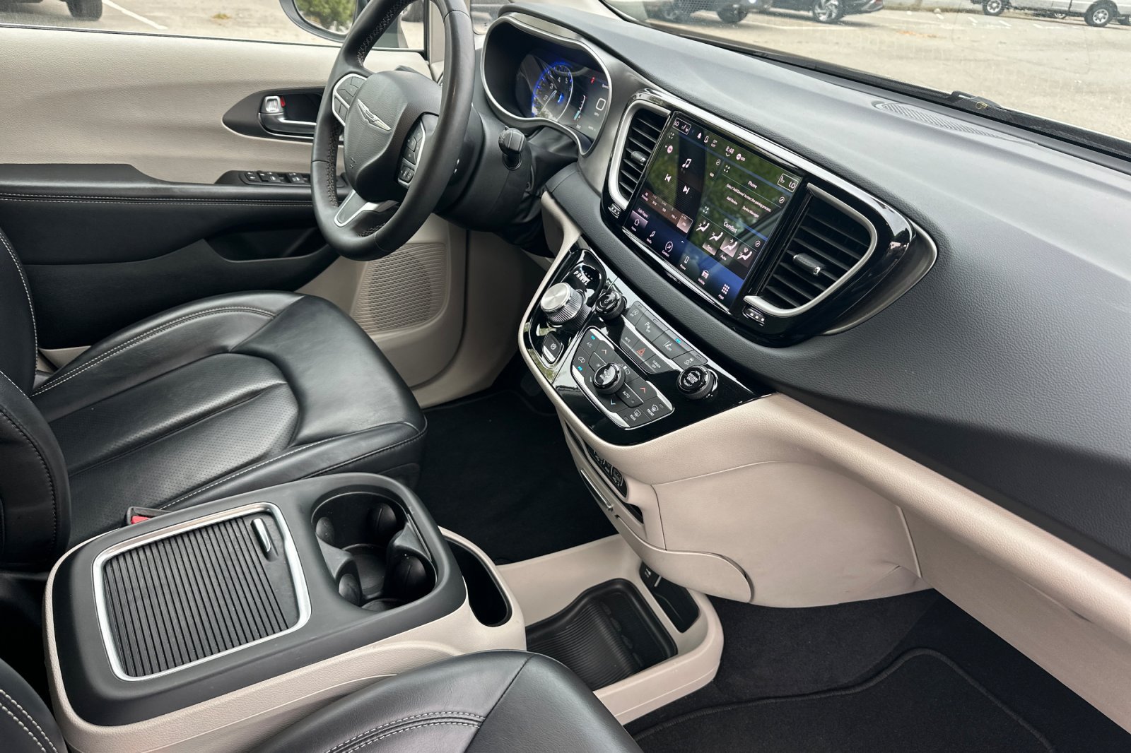 Used 2023 Chrysler Pacifica Touring-L FWD image 18