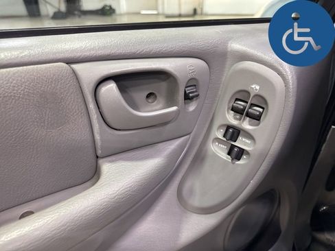 Used 2005 Chrysler Town & Country Touring w/ Leather Interior Group FWD image 25