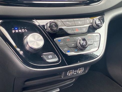 Used 2025 Chrysler Pacifica Select FWD image 12