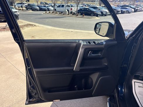 Used 2017 Toyota 4Runner SR5 Premium image 14