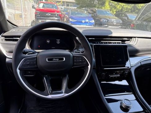Used 2023 Jeep Grand Cherokee Altitude AWD/4WD image 6
