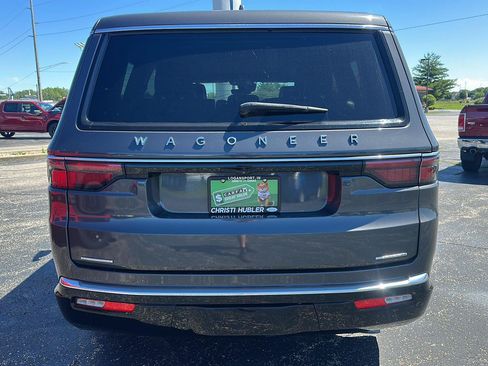 Used 2022 Jeep Wagoneer Series III w/ Premium Group I AWD/4WD image 6