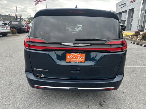 Used 2022 Chrysler Pacifica Touring-L image 8