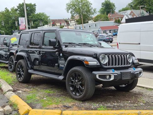 Used 2024 Jeep Wrangler Unlimited Sahara w/ Technology Group AWD/4WD image 4