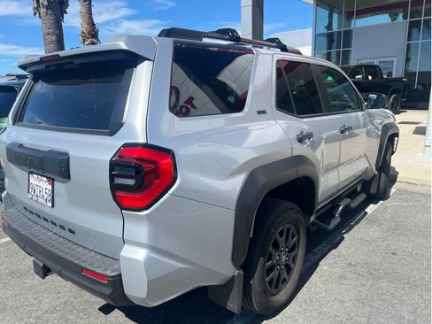 Used 2025 Toyota 4Runner SR5 AWD/4WD image 4