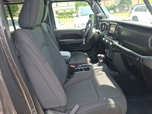 Used 2023 Jeep Gladiator Sport AWD/4WD image 11