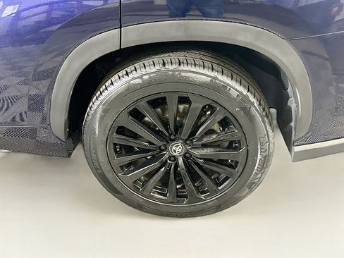 Used 2024 Toyota Highlander XSE image 11