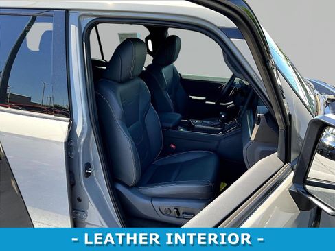 Used 2024 Lexus GX 550 w/ Accessory Package (31) AWD/4WD image 30