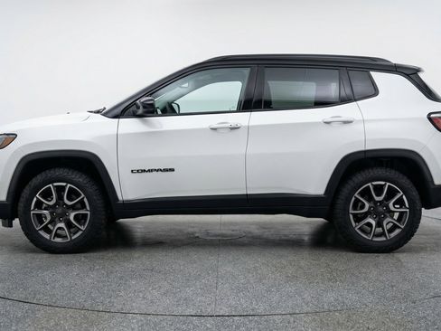 Used 2025 Jeep Compass Trailhawk image 5