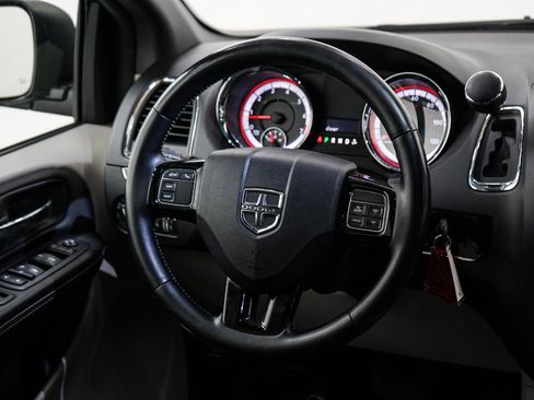 Used 2020 Dodge Grand Caravan SXT w/ Driver Convenience Group FWD image 15