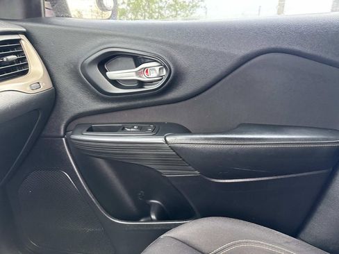 Used 2016 Jeep Cherokee Sport image 22