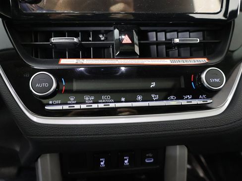 Used 2025 Toyota Corolla Cross XLE image 44