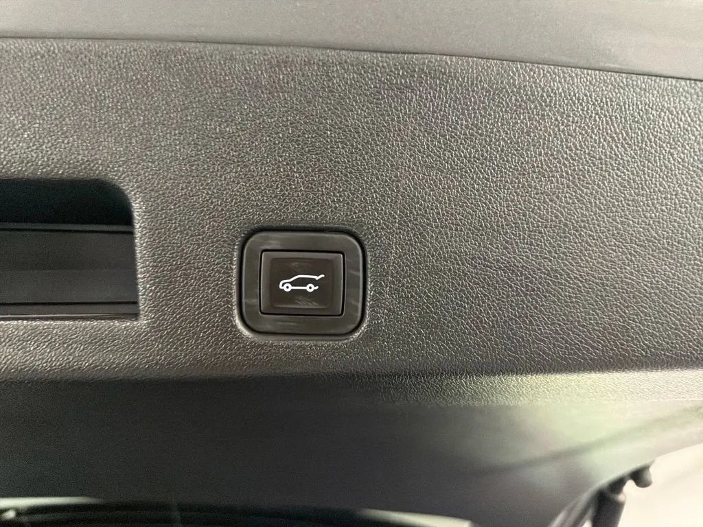 Used 2025 Chevrolet Traverse LT FWD image 9