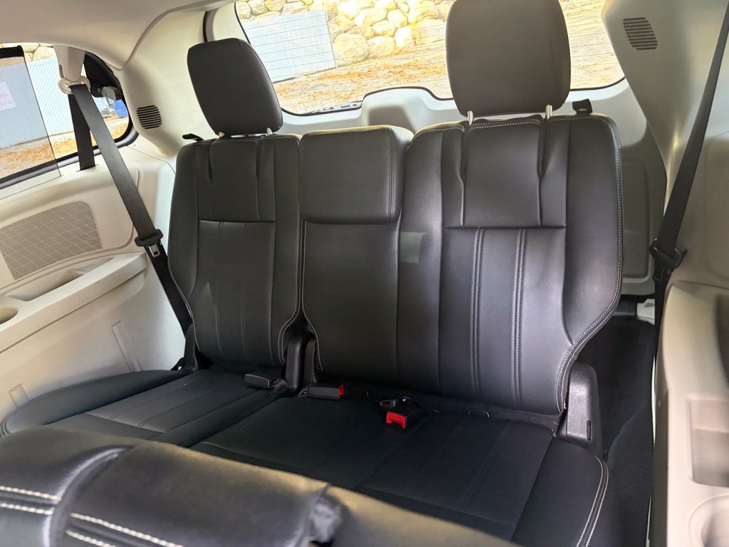 Used 2016 Chrysler Town & Country Touring-L w/ Driver Convenience Group FWD image 21