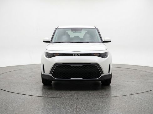 Used 2025 Kia Soul LX w/ LX Technology Package FWD image 2