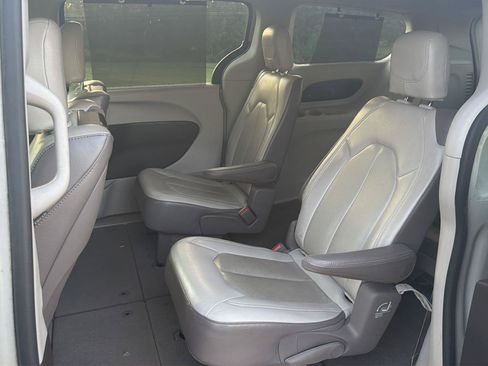 Used 2019 Chrysler Pacifica Touring-L Plus w/ Advanced Safetytec Group FWD image 6