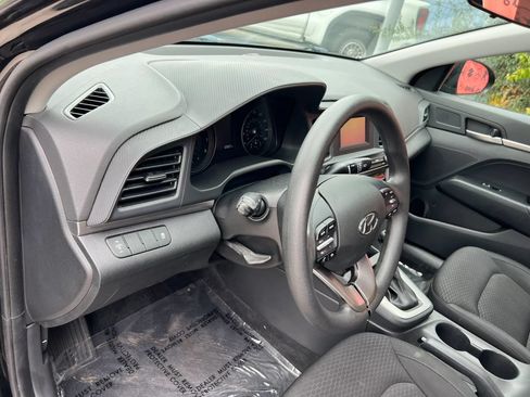 Used 2019 Hyundai Elantra SE w/ Cargo Package FWD image 14