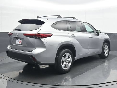 Used 2022 Toyota Highlander L AWD/4WD image 6