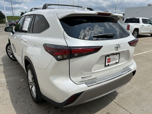 Certified 2024 Toyota Highlander Platinum AWD/4WD image 4