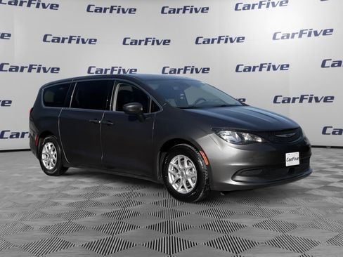 Used 2023 Chrysler Voyager LX image 8