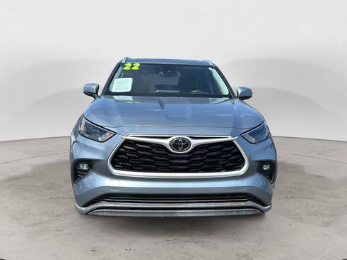 Used 2022 Toyota Highlander XLE FWD image 2